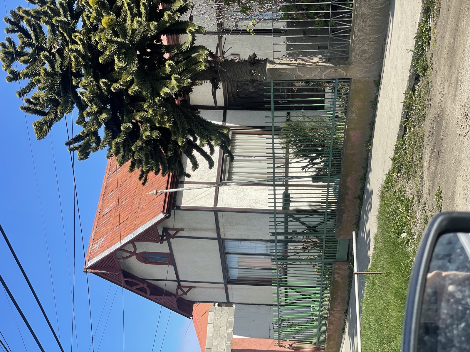Casa tudor con araucaria