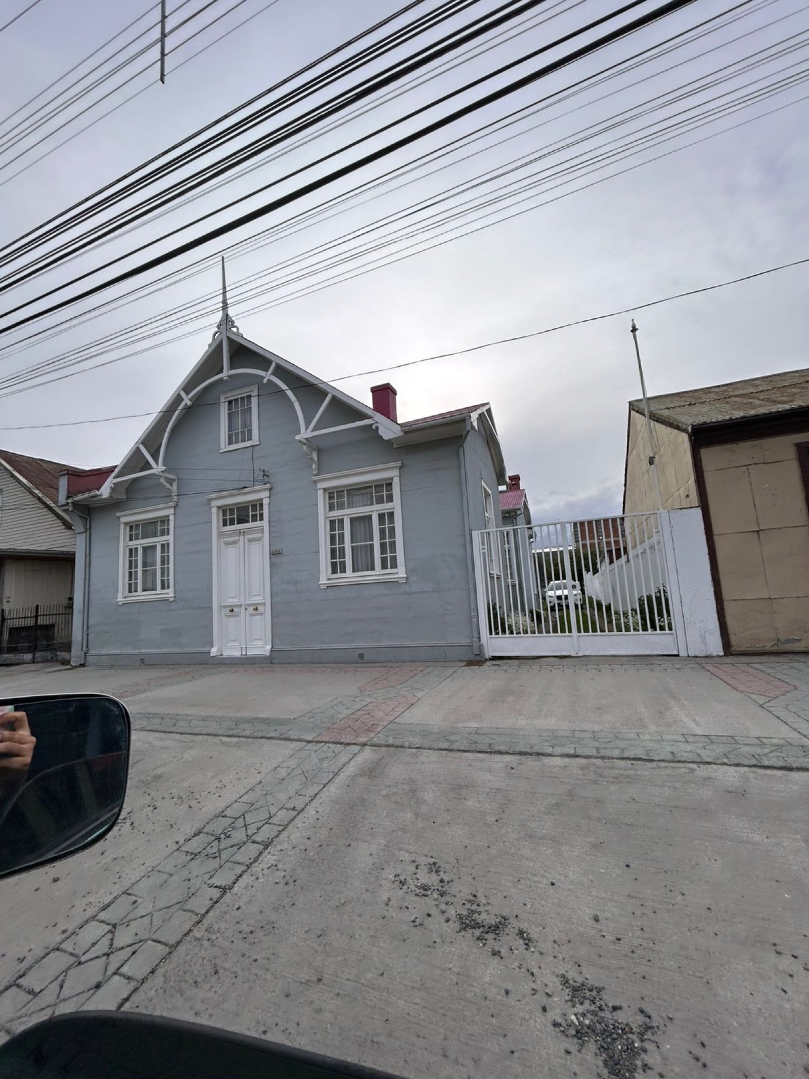 Casa gris con frontón gótico