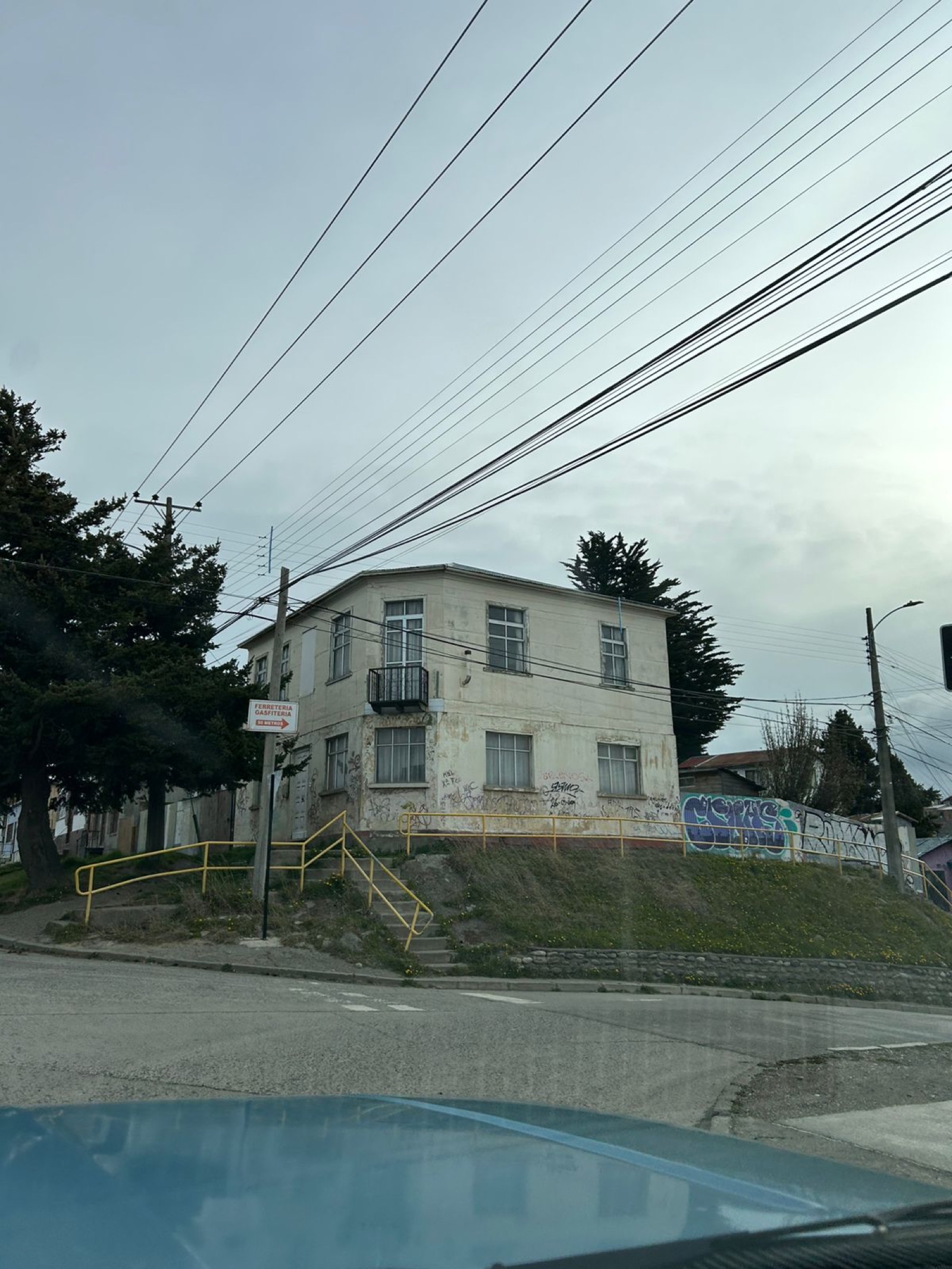 Edificio en esquina elevada
